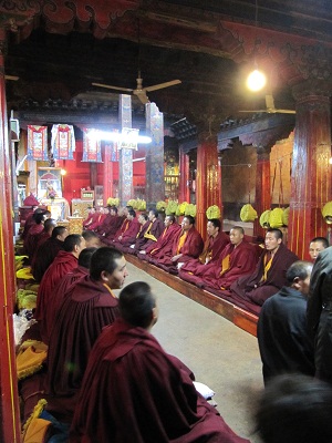 Lhasa - Betende Mönche im Tempel Ramoche