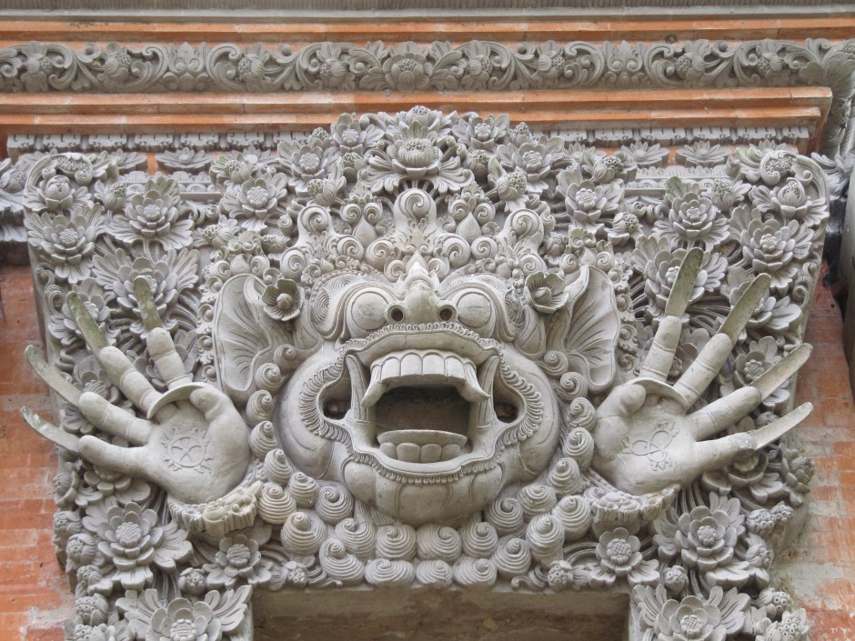 Einladende Barong-Fratze über einem Tempeleingang